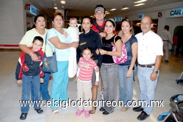 23072008
Baruch, Andrea, Humbelyna, Cecilia, Martha, Bertha y Jesús, despidieron a Mónica, Dave y Jackie, quienes viajaron a Canadá