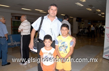 23072008
José Luis Miranda viajó a Ciudad Juárez y fue despedido por Alan Jesús y Luis Eduardo Miranda Martínez