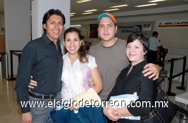 23072008
Raúl Gijón viajó a Managua y fue despedido por su esposa Rosa María Molina de Gijón, Rosa María de Molina y Esteban Molina