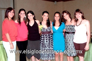 24072008
La festejada acompañada por sus amigas Ana Elena Becerra, Karla García, Flavia Andión, Ana Patricia Téllez, Maribel Triana y Vivian Contreras