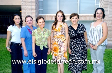 24072008
La novia acompañada de Bertha de la Peña, Bertha Gómez, Marcela Gómez, Adriana de Garibay e Irma de Medina