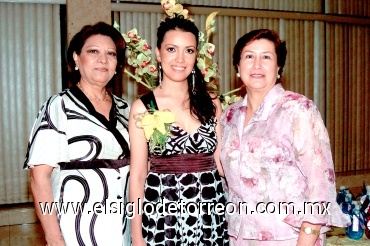 24072008
Luz Elena junto a las organizadoras de su despedida Francisca Cuéllar Espinoza y Luz Elena Delgado de Navarro.