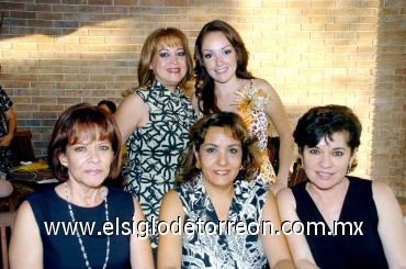 24072008
Sofía acompañada de Mague de Gómez, Rosina Martínez, Olga de Darwich y Rosalinda Ayup de Jiménez