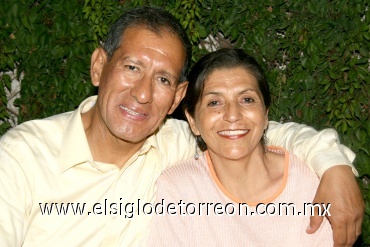 26072008
Saúl Rodríguez Salas y María del Carmen López de Rodríguez, celebraron 34 años de matrimonio