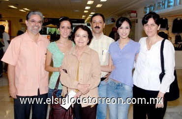 25072008
A la Ciudad de México viajaron Guillermo Quintanar, Sofía, Beatriz, Enrique, María y Sharo de Quintanar