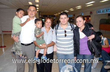 25072008
Alfredo Alday, Gelis Arroyo, Brenda Ramírez, Juan Arroyo, Alfredo y Antonio Alday viajaron a Canadá