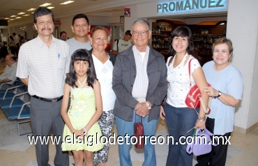 25072008
Rubén Andrade, Guadalupe Banda y Flor Isela López de Lara viajaron a Mérida y fueron despedidos por Rodolfo, Luis, Karime y Juanita Andrade