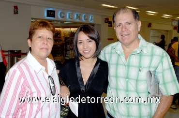26072008
Cristina Salcido, Cristy Hernández y Juan Carlos Hernández realizaron un viaje de placer a la Ciudad de México