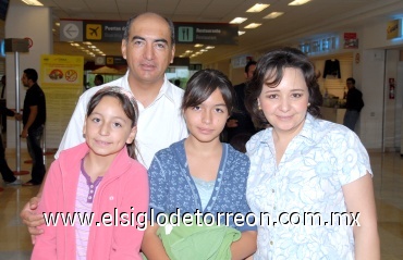 27072008
José Juan Hernández, Ruth Aguirre de Hernández y Ale y Ana Ruth Hernández viajaron a Cancún