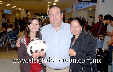 27072008
María Fernanda Mariel García, Miguel Ángel González y Gabriela García de González volaron al Distrito Federal