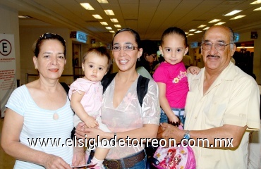 27072008
Mariana Luévanos, Mariana y Georgina Loyo viajaron a Veracruz y fueron despedidas por Reyna y Abelardo Luévanos