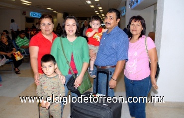 28072008
María Luisa y Valentino Flores, Bertha y Sonia Canales, Javier y Héctor Camacho, llegaron de Chicago, Illinois