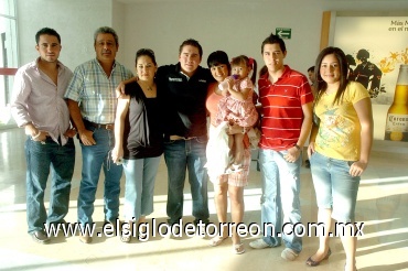 29072008
Alejandro Flores viajó a Chile y lo despiden Gerardo Flores, Paty Ortiz, Libany y Milka Sánchez, Óscar Rodríguez, Rodolfo Ayup y Paola Amaya