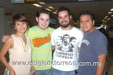 29072008
Fernando Rangel viajó a Chile y lo despidieron Pedro Samper, Anahí Martínez y Carlos Dávila