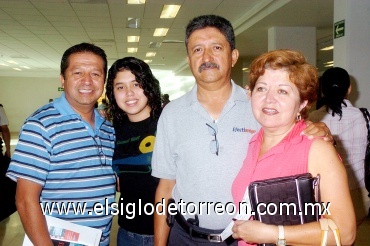 30072008
Iván y Silvia Ibarra partieron hacia Carolina del Sur y fueron despedidos por Ana y Rubén Ibarra