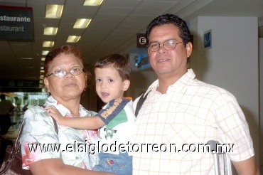 30072008
María Luisa Silva, el niño Enrique y Mauro Ortiz llegaron de la Ciudad de México