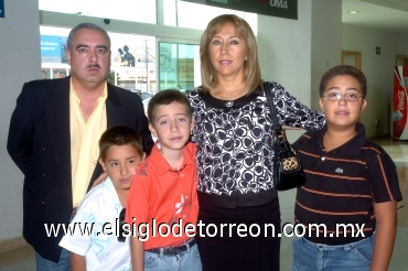 31072008
Martín y Rosario Alfaro, y los niños Martín, José Antonio y Valente Alfaro se fueron a disfrutar de las playas de Cancún