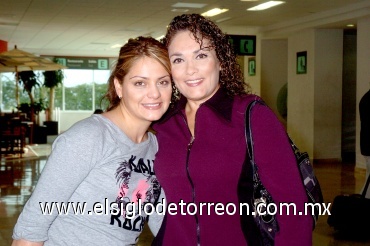 31072008
Karla Reyes llegó de Guadalajara y fue recibida por Carmen Delgado