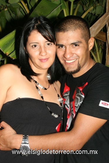 27072008
Karen Guillen de Rodríguez acompañó a su esposo Saúl Rodríguez López el día de su festejo de cumpleaños