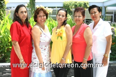 28072008
La novia junto a las organizadoras de su despedida de soltera