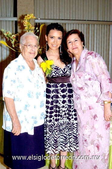28072008
Luz Elena Navarro en una de sus despedidas de soltera acompañada de su abuelita Irene Pérez Almanza y su mamá Luz Elena Delgado de Navarro