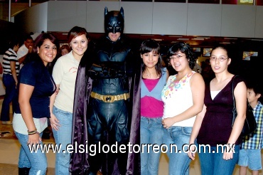 02082008
Meribá Esparza, Brenda Bonilla, Gisell García, Nogamy Gómez y Melissa García posaron junto a Batman