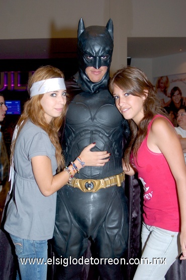 02082008
Pao y Fer Núñez junto al corpulento Batman