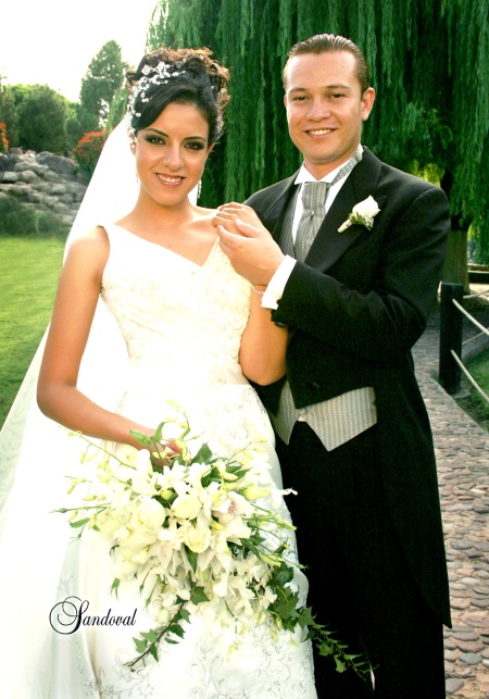 Sr. Iván Ascensión Cháirez Muñoz y Srita. Alejandra Mena López recibieron la bendición nupcial en el Santuario de Cristo Rey el sábado 12 de julio de 2008. 
Estudio Sandoval