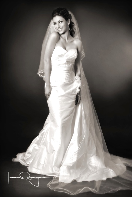 Srita. Karla Vara Escobarett el día de su boda con el Sr. Ricardo Gutiérrez Álvarez. 
Estudio Laura Grageda