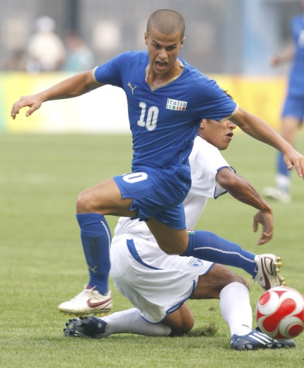 La selección de Italia no pasó mayores problemas para conseguir su primer triunfo del torneo de futbol varonil de los Juegos Olímpicos al derrotar por 3-0 a Honduras.