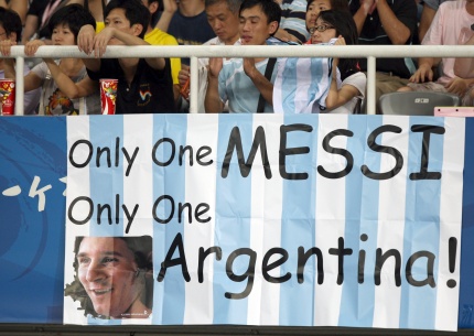 Messi fue aclamado por el público al pisar el césped del estadio de Shanghai y fue la gran figura de la cancha.