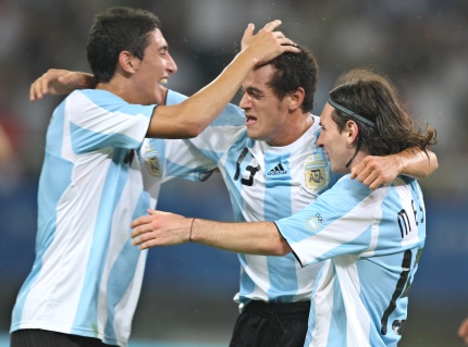 La selección de Argentina debutó con una victoria de 2-1 contra Costa de Marfil en el torneo olímpico de fuEl seleccionador brasileño de fútbol, Carlos Caetano Bledorn Verri, 'Dunga', se mostró 'contento' porque la 'canarinha' 'trabajó bien' y 'resistió' ante las adversidades en el 1-0 firmadotbol.