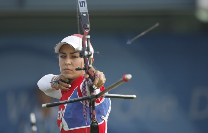 En la eliminatoria seis de la ronda de dieciseisavos, Aida Román sumó 111 flechas para superar a la ucraniana Victoria Koval, que terminó con 105, y así avanzar a los octavos de final.
