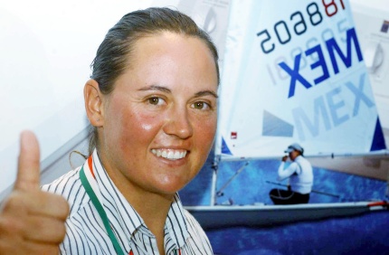 La mexicana Tania Elías Calles sigue en caída libre en la prueba de laser radial del certamen de vela, luego que en la tercera regata  no terminó el recorrido para quedar en el último lugar de 28.