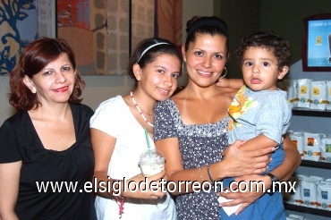 03082008
Mónica García, Carolina y Rosana Blanca, y el pequeño Daniel Cuevas.