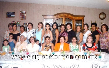 04082008
Amigas y familiares acompañaron a la futura novia en su despedida de soltera.