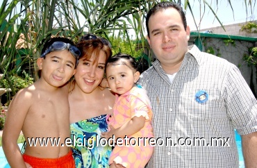 04082008
Daniela Michelle junto a su hermanito Andrés Daniel y sus papás Marcela Monárrez de Salas y Daniel Salas Azpiazu.