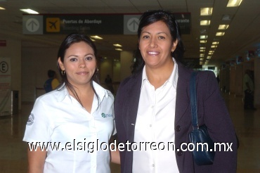 04082008
Carolina Roldán llegó de la Ciudad de México y fue recibida por Johanna Ordaz.