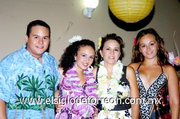 07082008
Jorge, Ella y Gynna, hijos de la festejada, fueron los encargados de la organización del evento