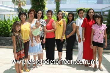 06082008
María del Rocío Martínez Galindo con algunas asistentes a su despedida de soltera