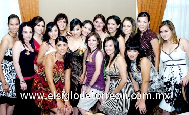 07082008
La festejada con sus amigas, Yuriko Castro, Norma García de Alba, Karla Cortez, Fabiola Sierra, Mariana Roel, Ana Sánchez, Perla, Arlette, Cosette Pérez Verti, Ruth la Fuente, Martha Soria y Grace