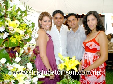 08082008
María Magdalena Beltrán Molina y Sixto Raúl Herrera Cabral acompañados en su despedida de solteros por Juan Antonio Herrera y Ana Isabel Reyes