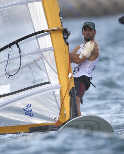 El velerista mexicano David Mier y Terán finalizó  en el undécimo sitio general en la quinta regata clase RS:X.