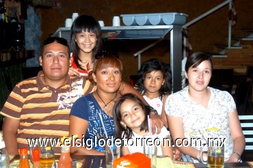 07082008
Armando Elías, Ana Medellín, Susana Tapia, Ángeles, Sofía y Karen Elías