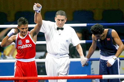 El boxeador mexicano Arturo Santos, en la división 57 kilogramos, superó a Alaa Shili, de Túnez, por 14-2 puntos, y avanzó a los cuartos de final de los Juegos Olímpicos.