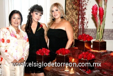 09082008
María Bárbara junto a las organizadoras de su despedida de soltera; María Inés M. de Rendón y Ana Inés Rendón de Cordero