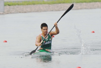 El mexicano Manuel Cortina empleó una táctica diferente a la habitual para cumplir con su primer objetivo en los Juegos Olímpicos Beijing 2008, estar en la semifinal del kayak individual a mil metros.