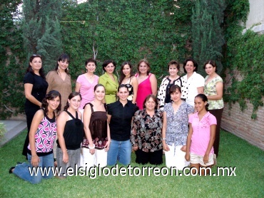 10082008
Gabriela Valdés Lugo acompañada de algunas de las asistentes a su despedida de soltera