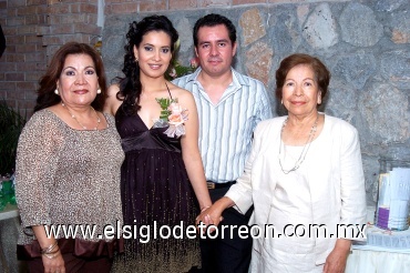 10082008
La pareja junto a la organizadora de la despedida María de Jesús Cruz de Salas y la mamá de la novia Rosalinda Salas de Rosales