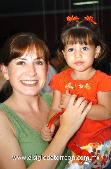 10082008
Lilia y Jimena Mortera disfrutaron de la piñata de Francisco Galindo Hernández